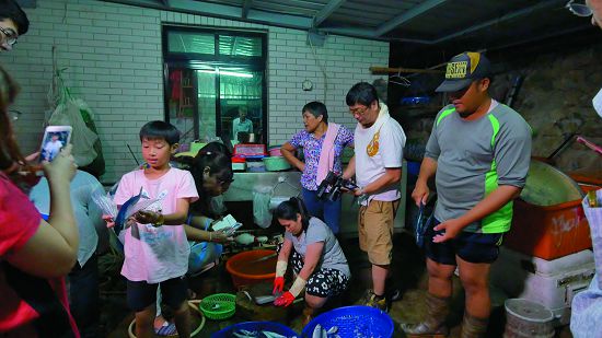 在飛魚季時造訪曾鳳珠大姊家,等來滿載的漁船,大夥共食大鍋麵