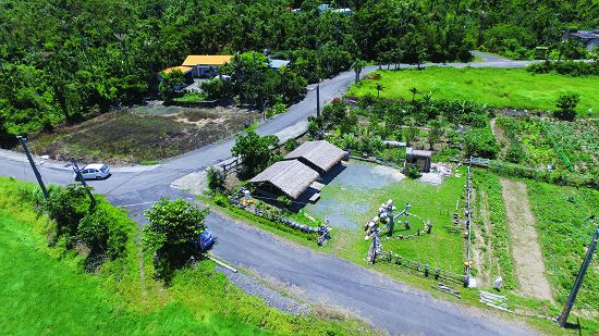 里德社區的精神象徵─茅草屋,在遭受莫蘭蒂颱風毀壞前的身影