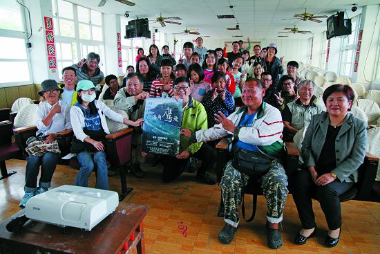 居民參加《海角鷹飛》放映會合照