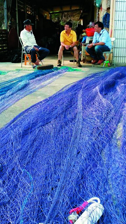 採訪當地居民時,門埕前正曬著魚網