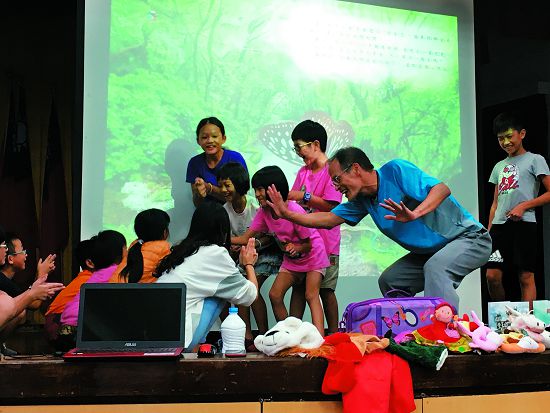 大坪國小師生一同登臺模擬臺北樹蛙的隱身術，說演故事生動逗趣