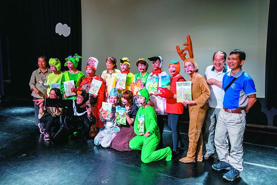 兒童劇場高雄場於表演結束後進行大合影