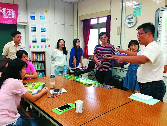 陸爸爸（右一）向大坪國小老師們解說繪本創作說演的方式