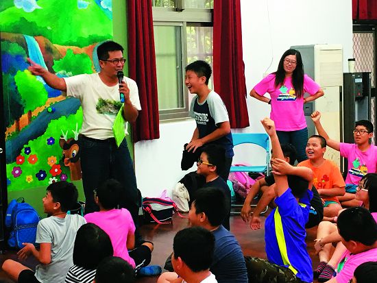 陸爸爸與大坪國小學童徵答互動