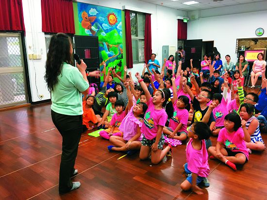 陽管處解說員與大坪國小學童開心互動