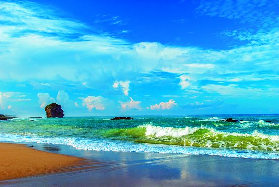 墾丁國家公園是臺灣第一座國家公園，也是最早有解說員的國家公園（圖為船帆石）／何小綠攝