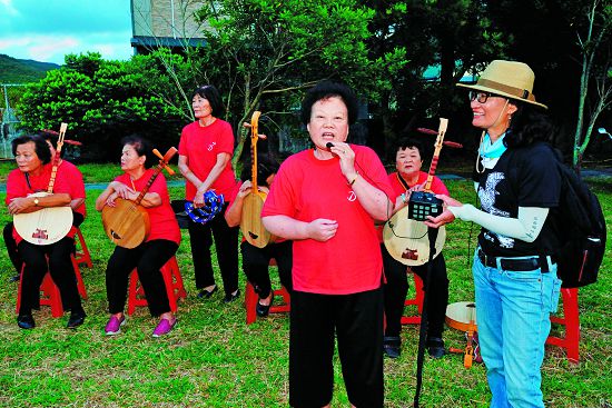 2018琅嶠鷹季：滿州民謠協進會表演，由林瓊瑤解說民謠／陳忠能攝