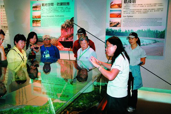 黃子娟解說金門戰史／金管處提供