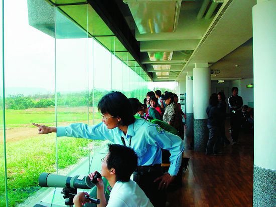 解說內容最重要的是有憑有據，因此解說員對於各項研究內容或是解說標的，都需要暸解（龍鑾潭鳥類解說）／墾管處提供