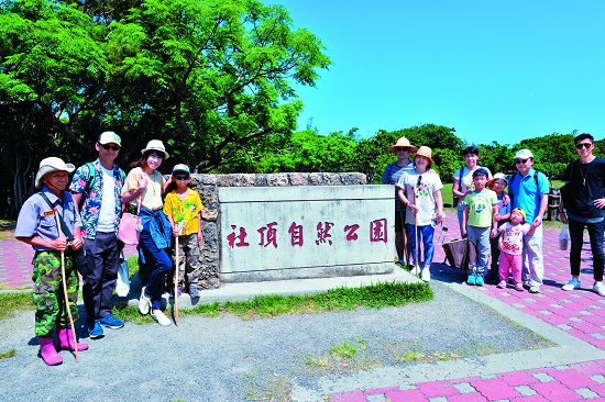 在墾管處與社區共同的努力下，由在地解說員帶領遊客認識最道地的墾丁，也創造社區的經濟收益
