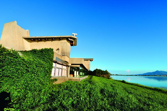 龍鑾潭自然中心位於龍鑾潭西岸