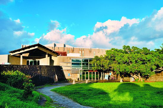 A-02 西立面：西側入口為自然中心之主要入口，可以清楚看到中心為兩層樓建築