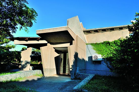 A-03 南立面：此處為側門，連通戶外賞鳥牆