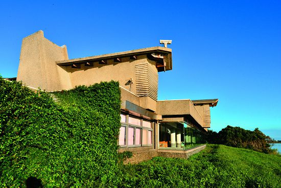 牆面採用洗石子，灰色基調和質感融入背景之中，外牆卵石基座是臺灣傳統屋舍經常出現的建築語彙