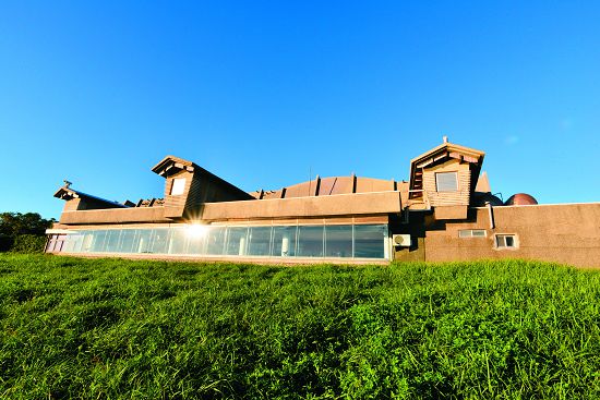 連續的大面積玻璃窗，內設高倍望遠鏡，方便觀察龍鑾潭鳥類活動