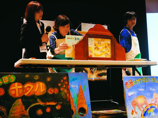 畫面中央的木箱是紙芝居傳統的表演道具