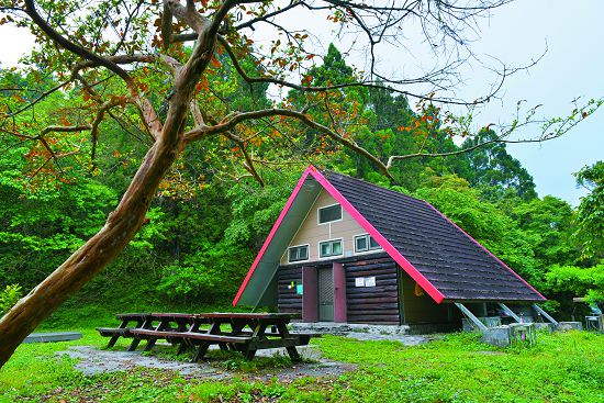  無論是住宿山屋或是野營，都應該要小心處理食物及廚餘，避免吸引野生動物接近