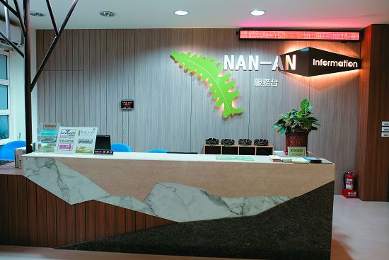 從服務臺開始以森林與岩石做為設計的元素，採用原木色調貫穿主要展區