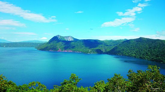 摩周湖湖水特有的藍，有「摩周藍」之稱