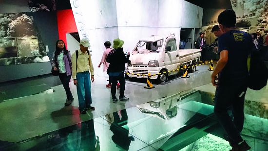 洞爺湖火山科學館收集展示了火山活動後受損的人造物，包括被落石擊中的貨車，以及強化玻璃下方展是扭曲的鐵軌