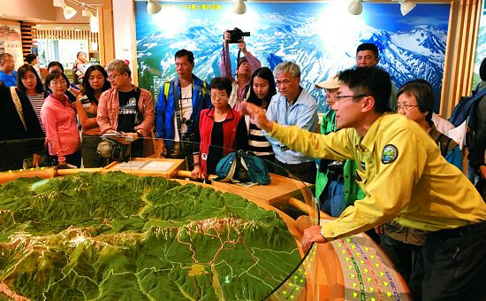 首席自然保護官厚生先生利用立體模型進行生動的解說／吳宗瓊提供