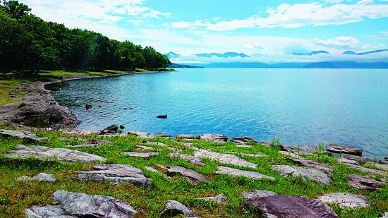 屈斜路湖砂湯，左側的漥洞為遊客挖掘溫泉所留下