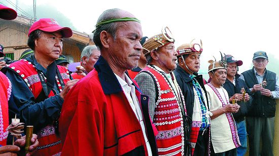 矮靈祭典前,由長老們主持祭祖迎靈儀式/沈慧茹攝