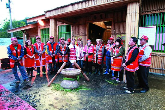 矮靈祭之迎靈儀式/陳進發攝