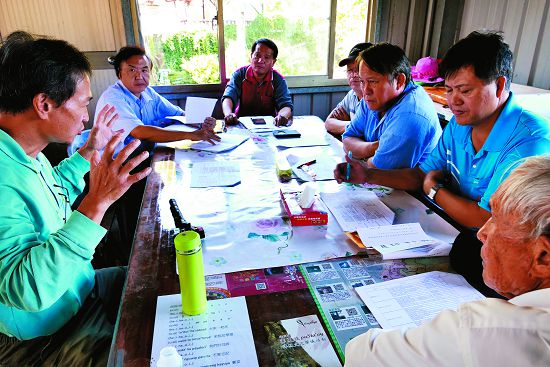 導演與雪管處俞錚皞及長老族人在開拍前進行會議討論/沈慧茹攝