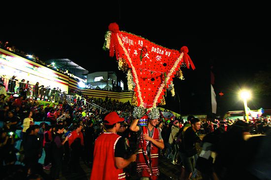 肩旗代表著參與祭典的各大姓氏/陳爾謙攝