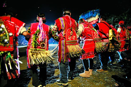 臀鈴是歌舞祭儀中重要的器具/陳爾謙攝