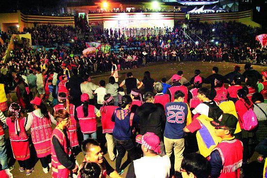 邀請漢人朋友在娛靈儀式中共舞,娛靈儀式也是唯一對外開放的矮靈祭階段/陳爾謙攝