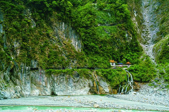 太魯閣長春祠能夠聆聽到河水奔流與落瀑的自然樂音／楊懷智攝