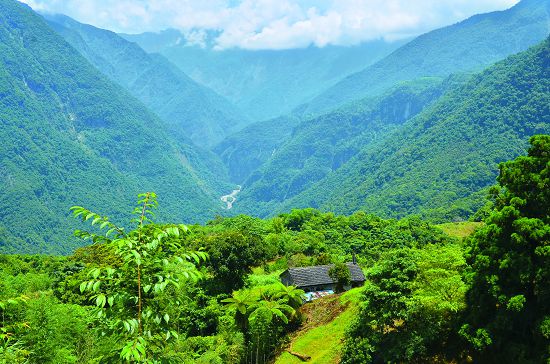 傳統歌謠也經常反映出族群生活所在環境的特性（太魯閣國家公園內大禮部落俯瞰砂卡礑溪）／林野攝