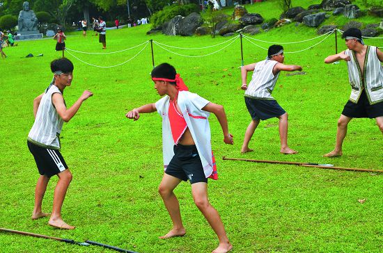 原住民的傳統歌舞的內涵，經常有著生活經驗或是知識技術的傳承（太魯閣部落音樂會中，太魯閣族少年展示傳統舞蹈）／太管處提供