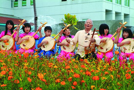 民謠國寶朱丁順（已逝）與大光國小月琴隊攜手表演／陳忠能攝