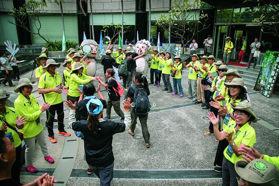 壽山吉祥物——斯文猴、壽籌處同仁與壽山國家自然公園的志工們，熱情迎接大家的到來