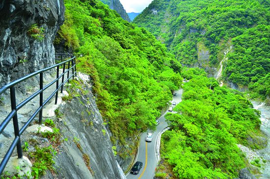 步道下方的中橫公路及立霧溪谷