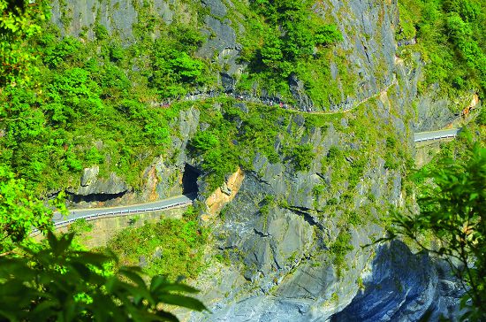 中橫公路及綠水步道上下交錯於陡直的斷崖