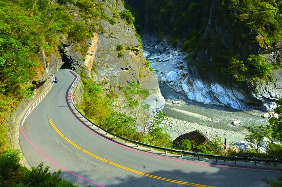 從小隧道俯瞰中橫公路