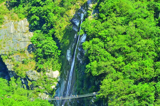 從步道遠眺岳王亭吊橋