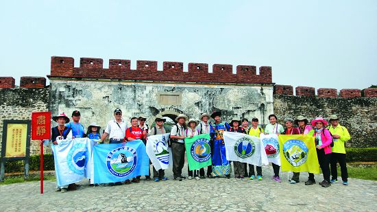 「情定龜山舊城」路線中壽山志工以清裝扮相為左營舊城說故事／壽籌處提供