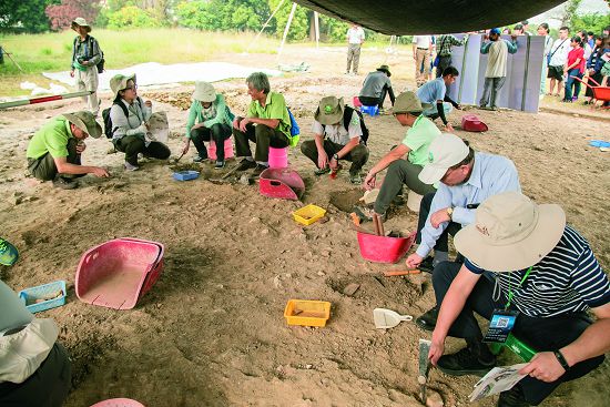 各管處的處長們認真尋找土地中先民的遺跡