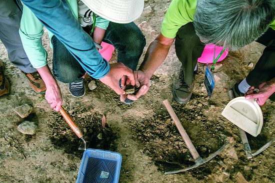 考古體驗行程中參與試掘、仔細過篩文物碎片