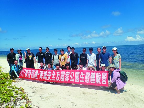 東沙島的碧海藍天,孕育豐富的生態