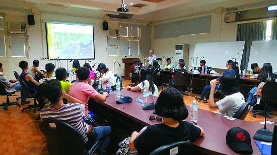 上島後由東沙管理站介紹東沙環礁國家公園的經營管理現況