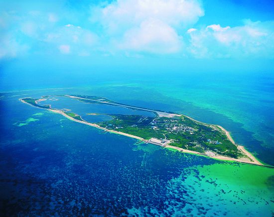 東沙島位於環礁西側,終年露出水面,島的形狀像是螃蟹的大螯,西邊有個小潟湖