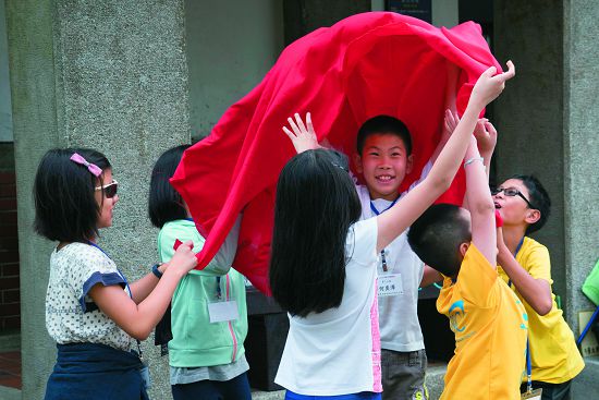 這是模擬火山活動的遊戲,想知道詳細內容就來參加營隊吧