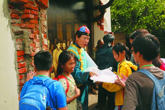 來到長老教會馬雅各醫師傳教與幫地方居民看診的場景