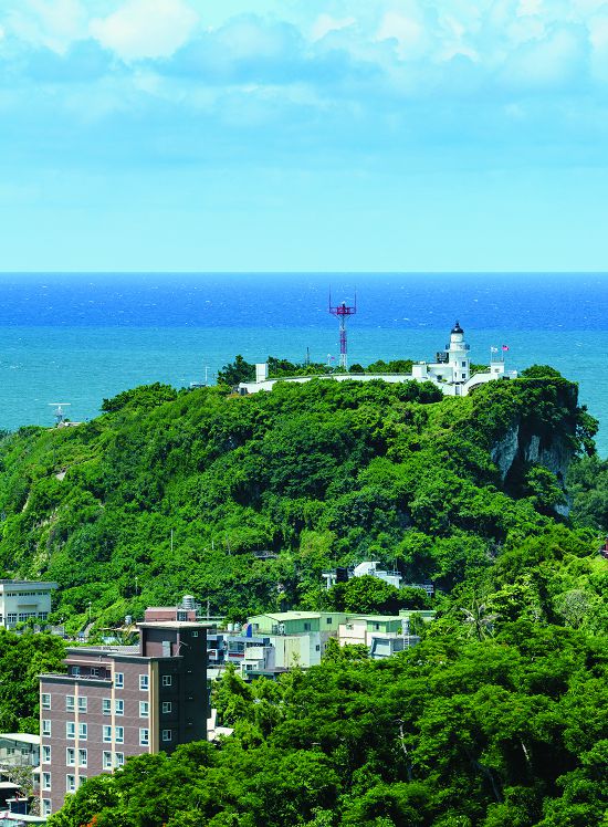 壽山自然國家公園遊客中心頂樓可遠眺旗後燈塔